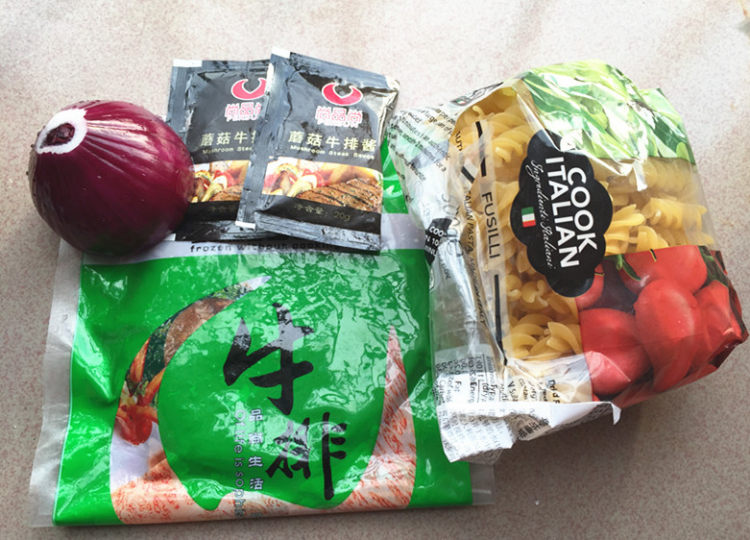 香菇酱牛排炒意粉步骤1