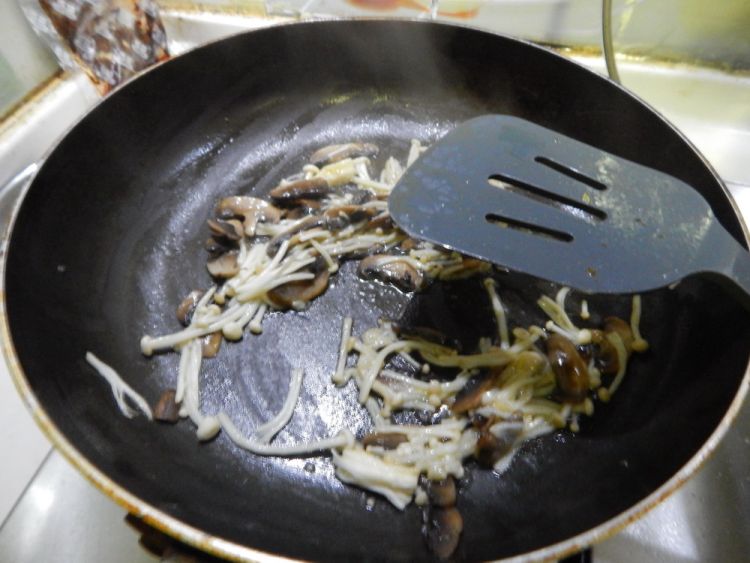 鸡蛋煎双菇步骤6
