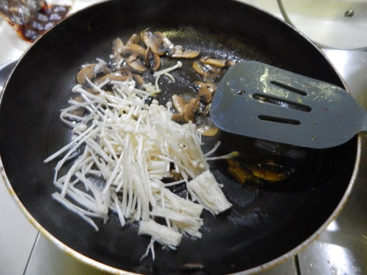 鸡蛋煎双菇步骤5