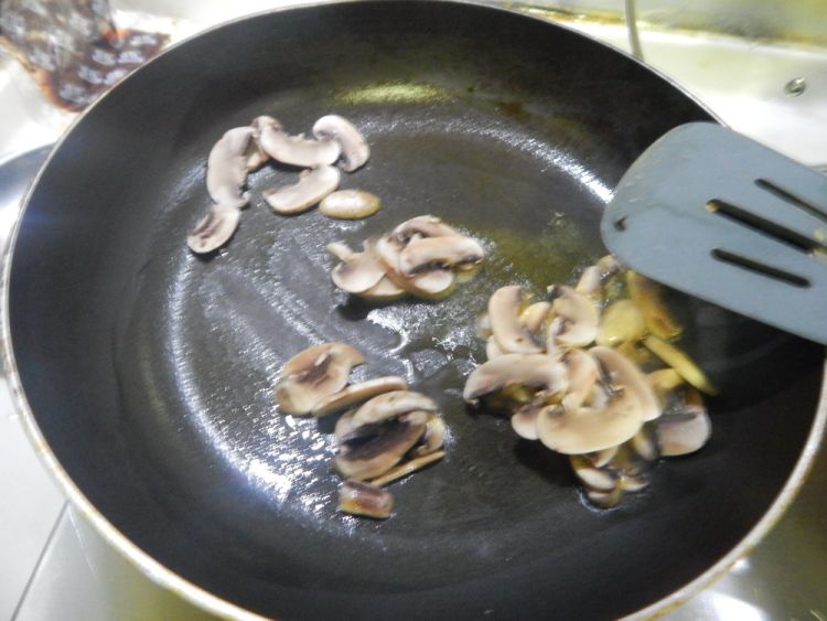 鸡蛋煎双菇步骤4