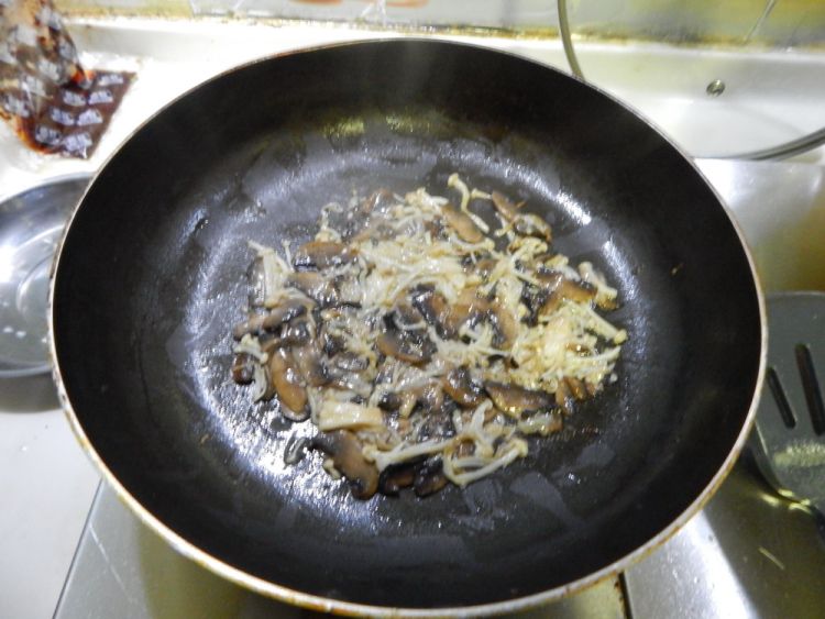 鸡蛋煎双菇步骤9