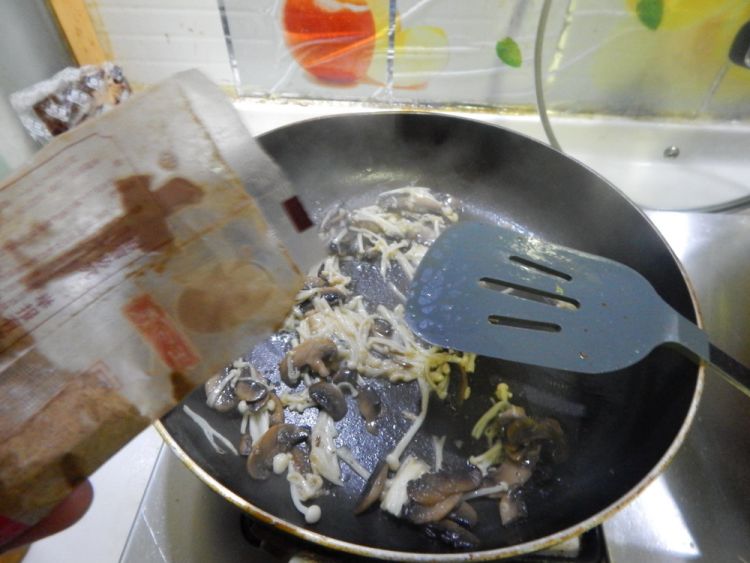 鸡蛋煎双菇步骤8