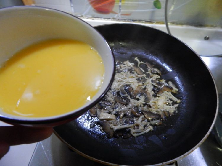鸡蛋煎双菇步骤10
