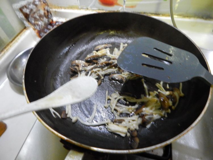 鸡蛋煎双菇步骤7