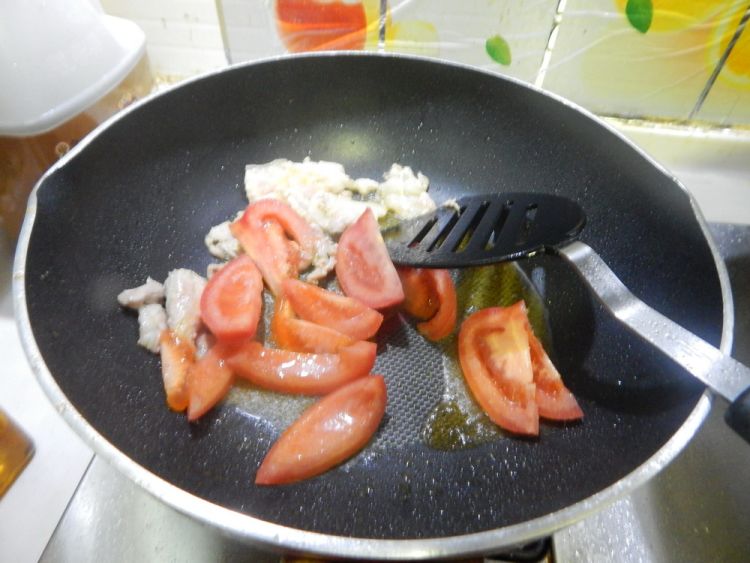 西红柿芦笋肉片汤步骤5