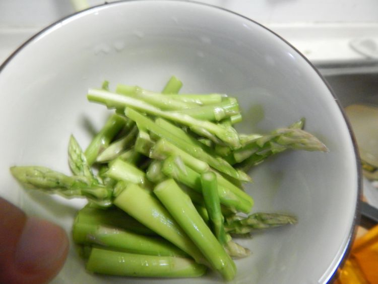 西红柿芦笋肉片汤步骤3
