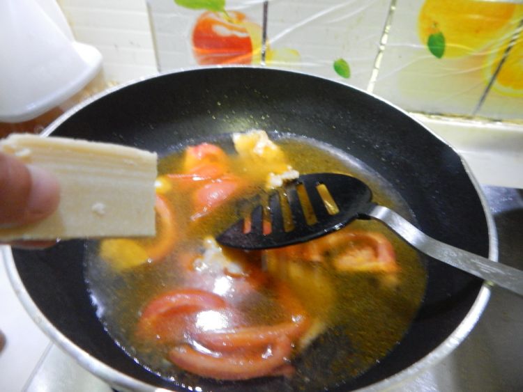 西红柿芦笋肉片汤步骤8