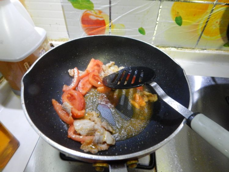 西红柿芦笋肉片汤步骤6