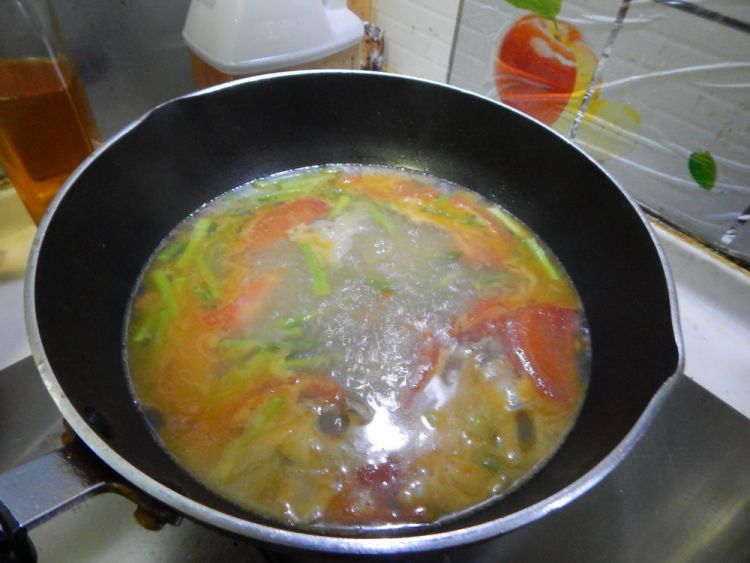 西红柿芦笋肉片汤步骤11