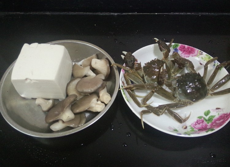 螃蟹豆腐姬菇羹步骤1