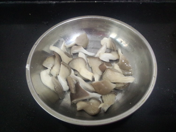 螃蟹豆腐姬菇羹步骤3