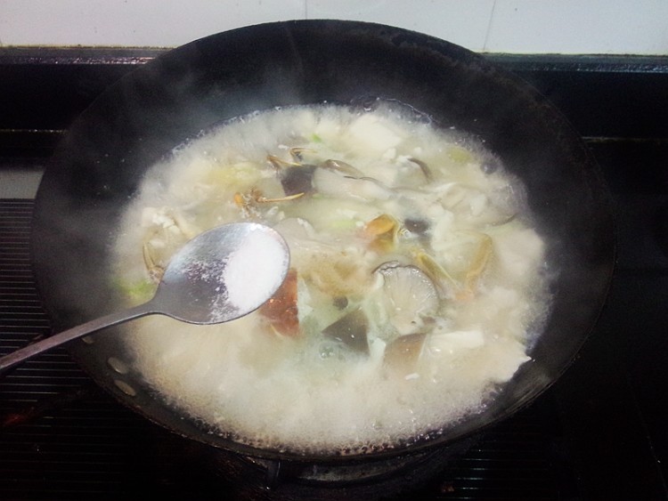 螃蟹豆腐姬菇羹步骤9