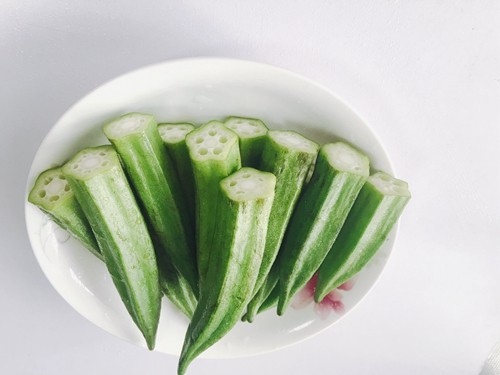 秋葵炒肉丝步骤2