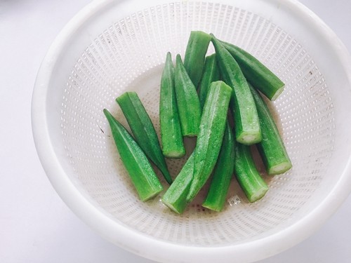 秋葵炒肉丝步骤3