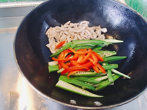 秋葵炒肉丝步骤9