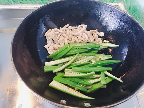 秋葵炒肉丝步骤8