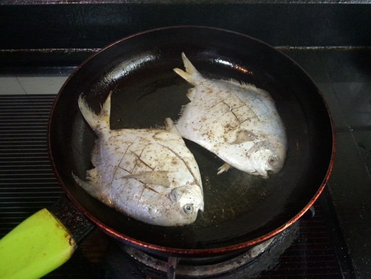 黑胡椒煎鲳鱼步骤4