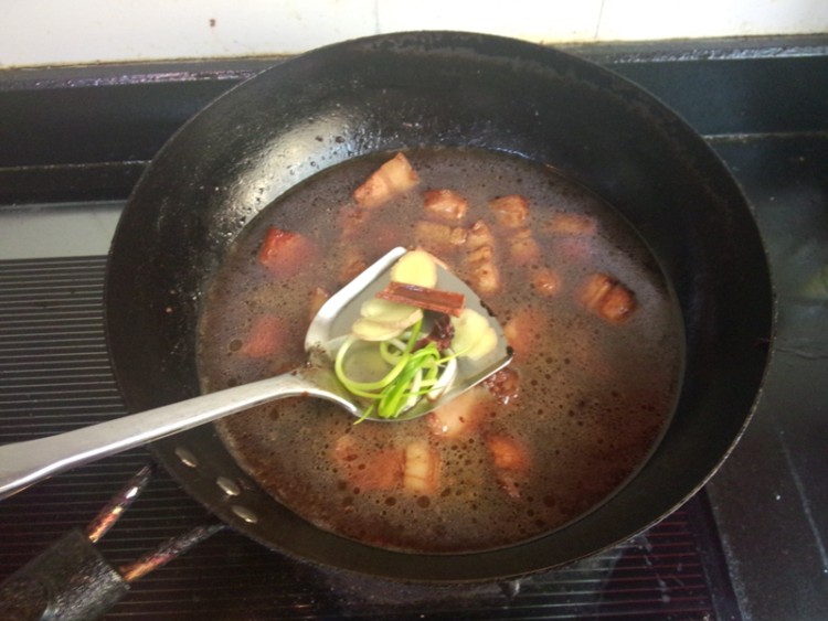 五花肉炖黑笋干步骤7