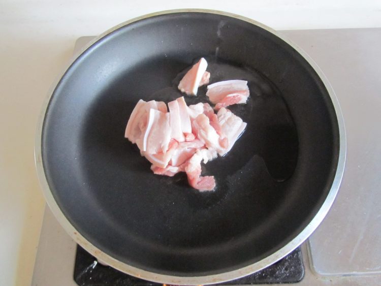 草菇肉片步骤1