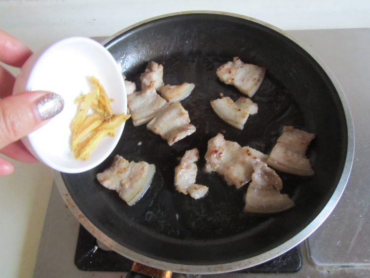 草菇肉片步骤2