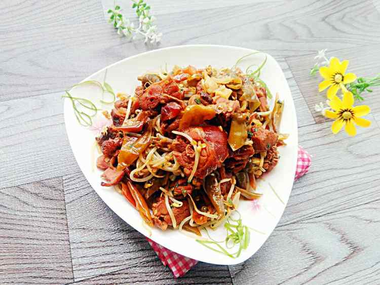 腊鸭腿烩银芽步骤13