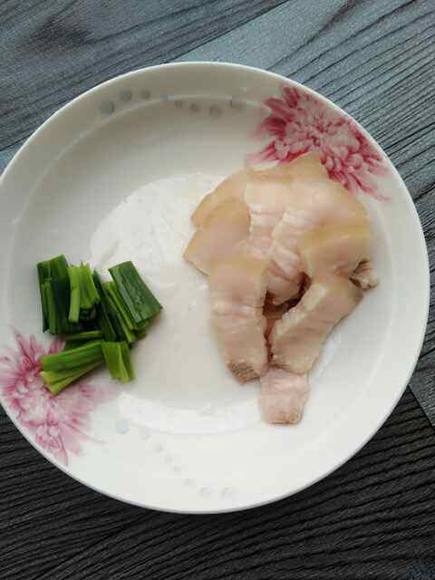 豆芽回锅肉步骤1