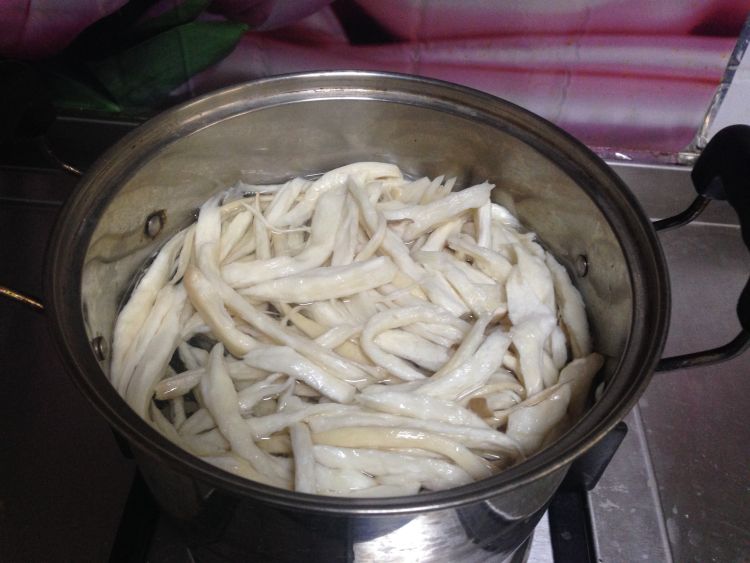 椒盐手撕杏鲍菇步骤2
