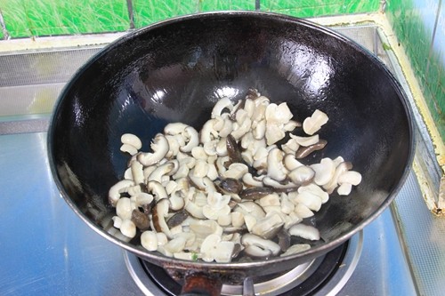 菜花烧双菇步骤7