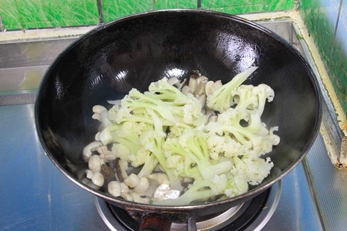菜花烧双菇步骤8