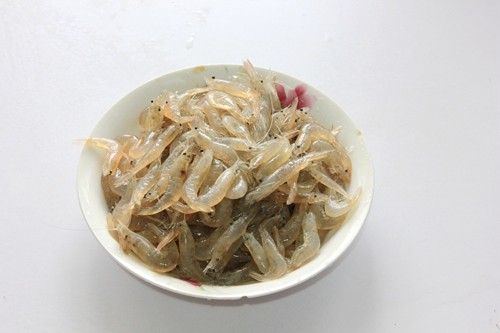 韭菜炒小河虾步骤3