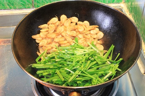 韭菜炒小河虾步骤6