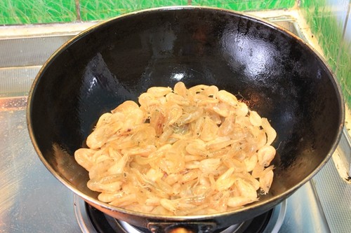 韭菜炒小河虾步骤4