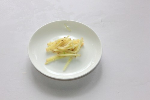 韭菜炒小河虾步骤2