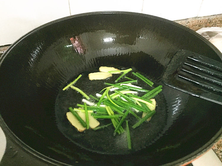 姜葱南乳小鸡腿步骤3