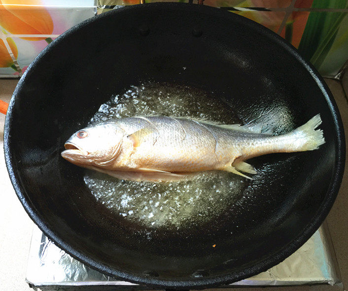 腌菜烧大黄鱼步骤4