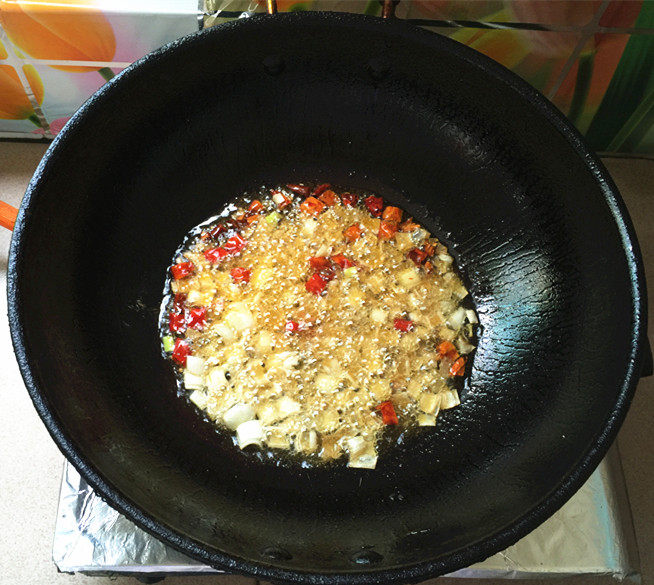 腌菜烧大黄鱼步骤7