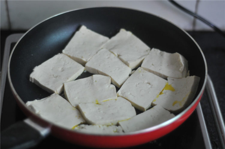 虾皮煎豆腐步骤2