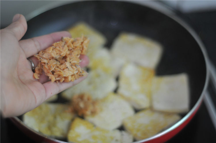 虾皮煎豆腐步骤5