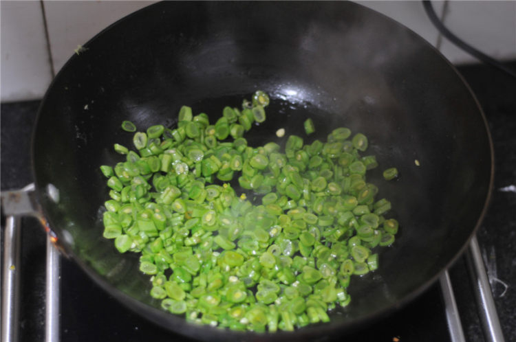酸豆角炒四季豆步骤3