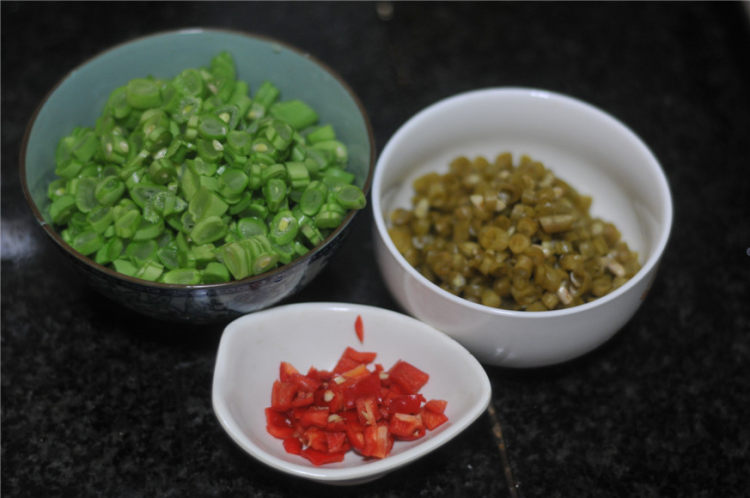 酸豆角炒四季豆步骤2