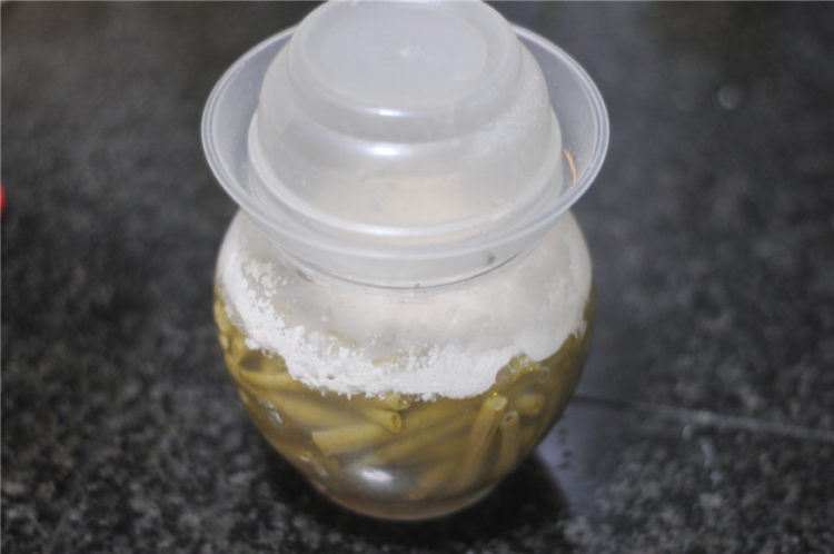酸豆角炒四季豆步骤1