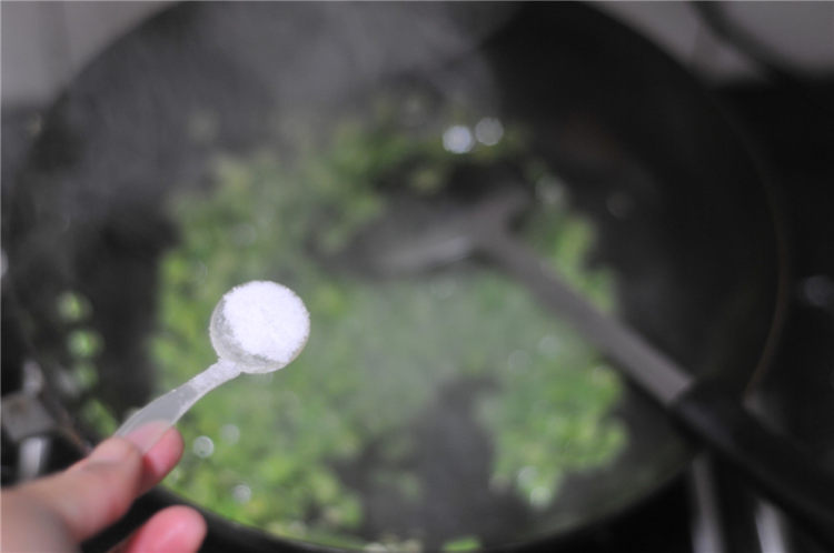酸豆角炒四季豆步骤4