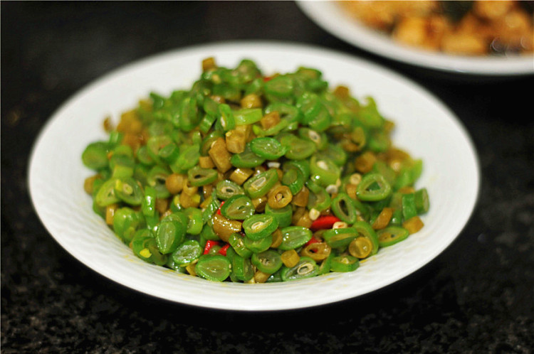 酸豆角炒四季豆步骤7