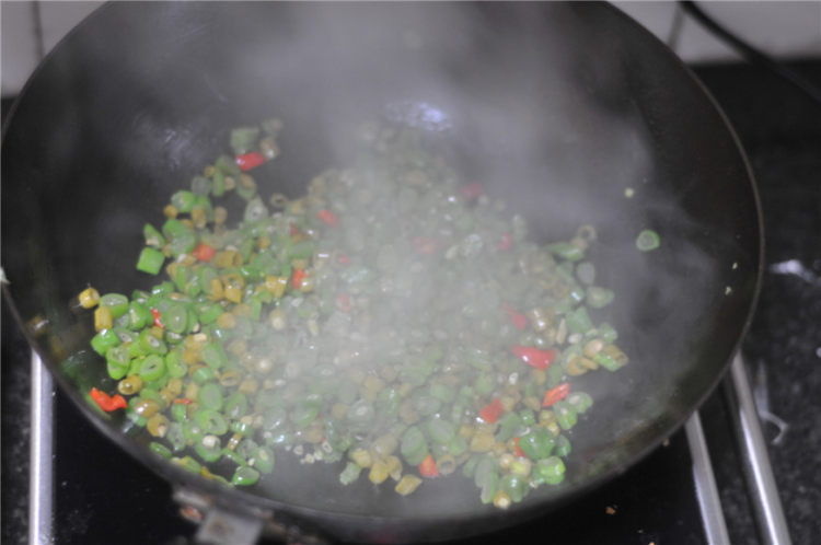 酸豆角炒四季豆步骤6
