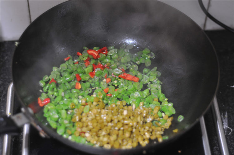 酸豆角炒四季豆步骤5