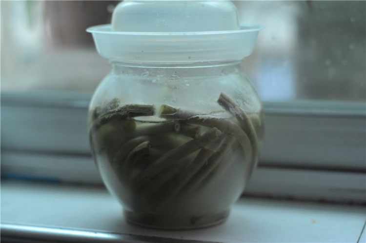 酸豆角焖鱼干步骤2