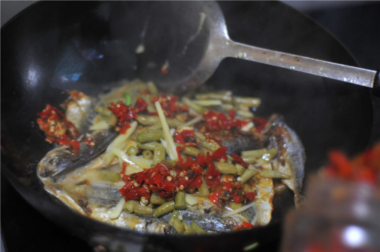 酸豆角焖鱼干步骤8