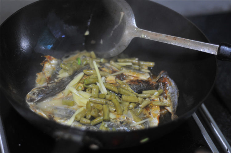 酸豆角焖鱼干步骤7