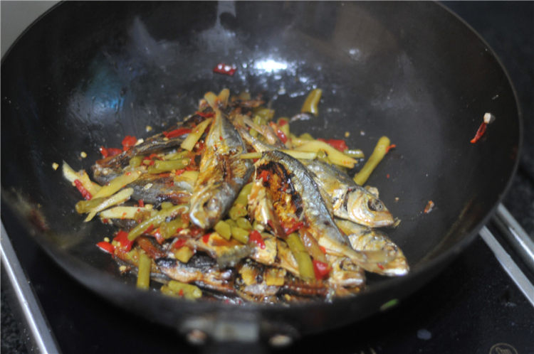 酸豆角焖鱼干步骤10