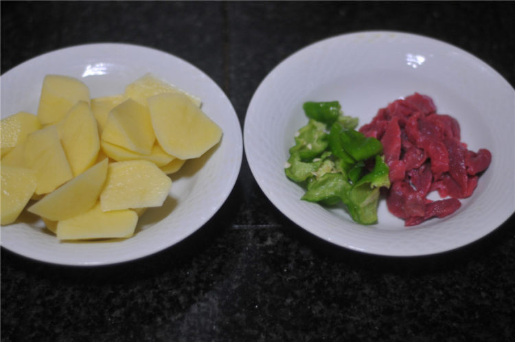土豆烧牛肉步骤1